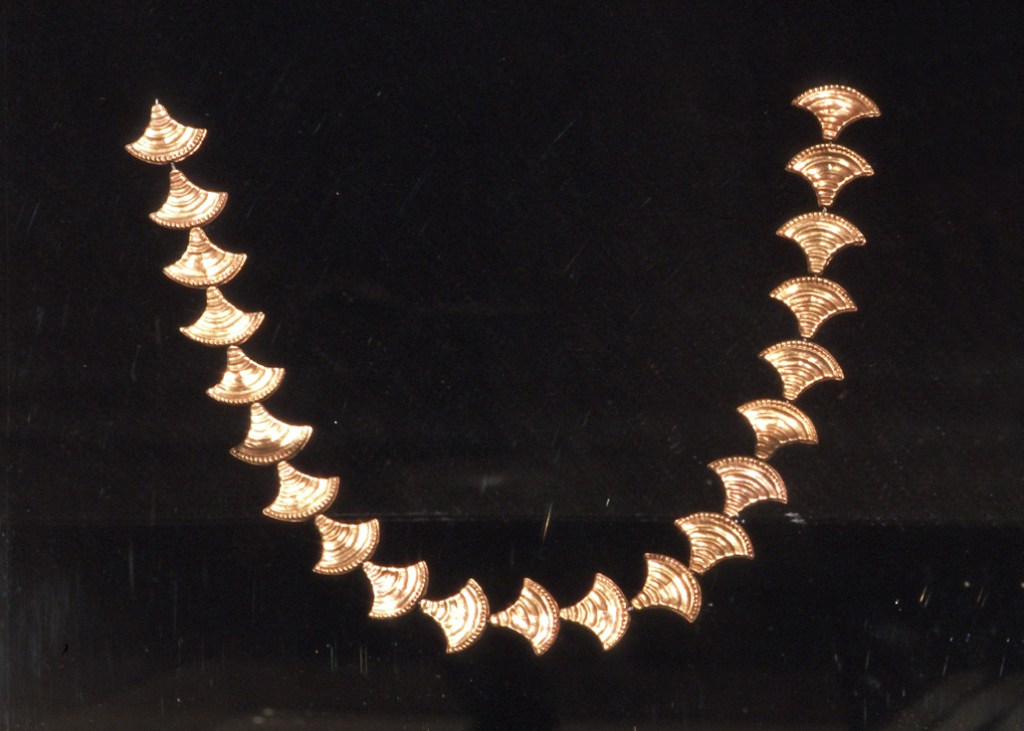 Golden Minoan Necklace - Photo by Wikimedia Commons User Apeto